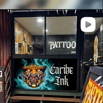 Fachada del estudio Caribe Ink en Puerto Viejo